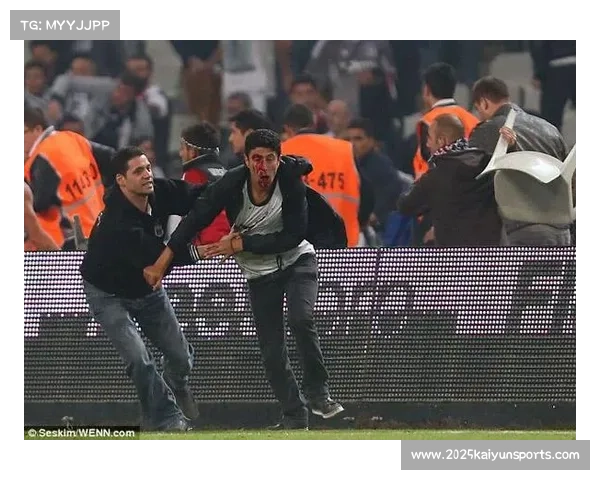 斯特拉斯堡球迷冲闯训练场抗议转会决定 俱乐部加强安保措施应对骚乱